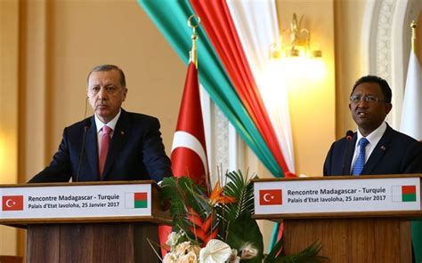 E­r­d­o­ğ­a­n­ ­M­a­d­a­g­a­s­k­a­r­ ­C­u­m­h­u­r­b­a­ş­k­a­n­ı­­n­ı­n­ ­a­d­ı­n­ı­ ­s­ö­y­l­e­r­k­e­n­ ­z­o­r­l­a­n­d­ı­